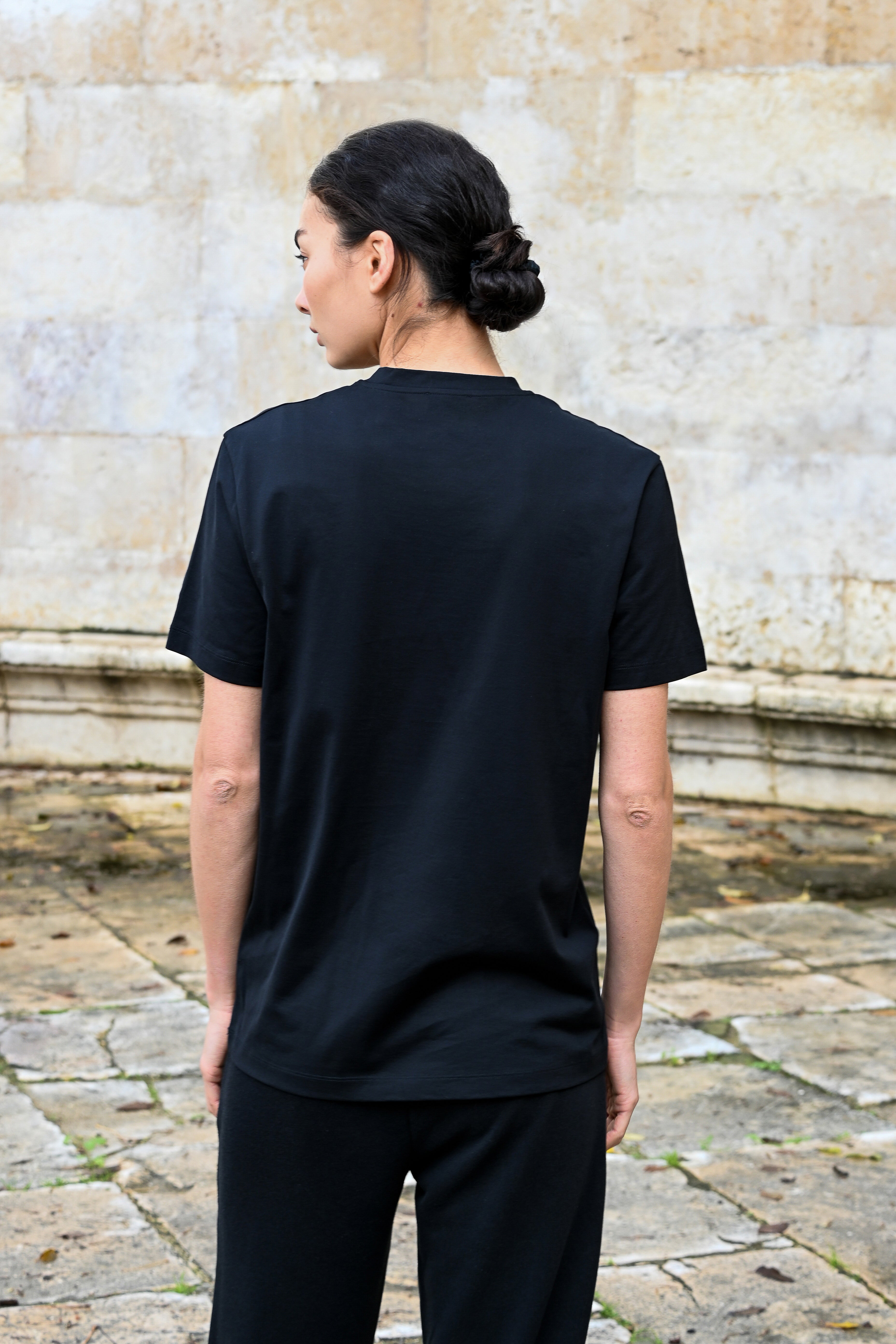 Tate V-Neck T-Shirt in Cotton PG in Black
