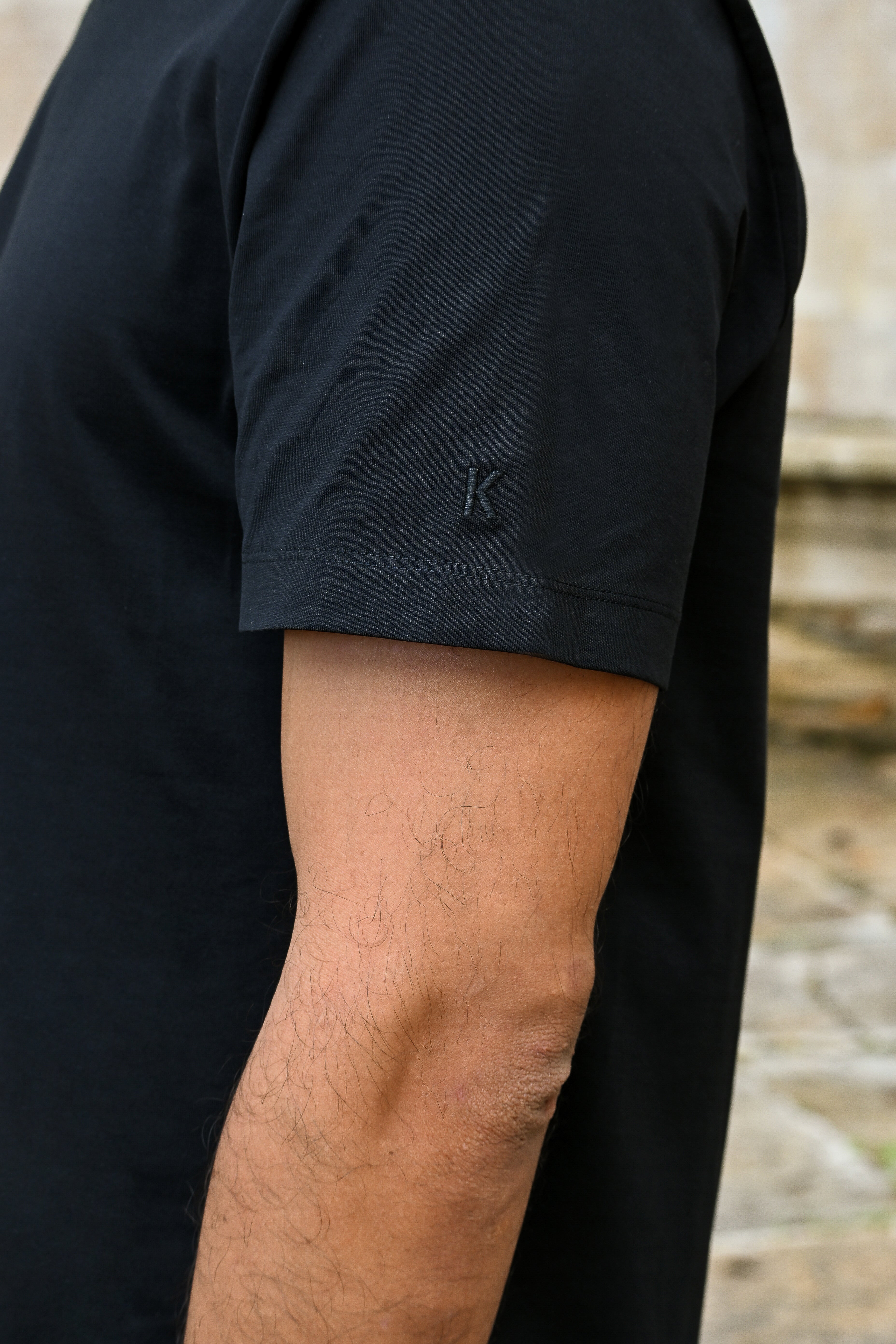Tate V-Neck T-Shirt in Cotton PG in Black