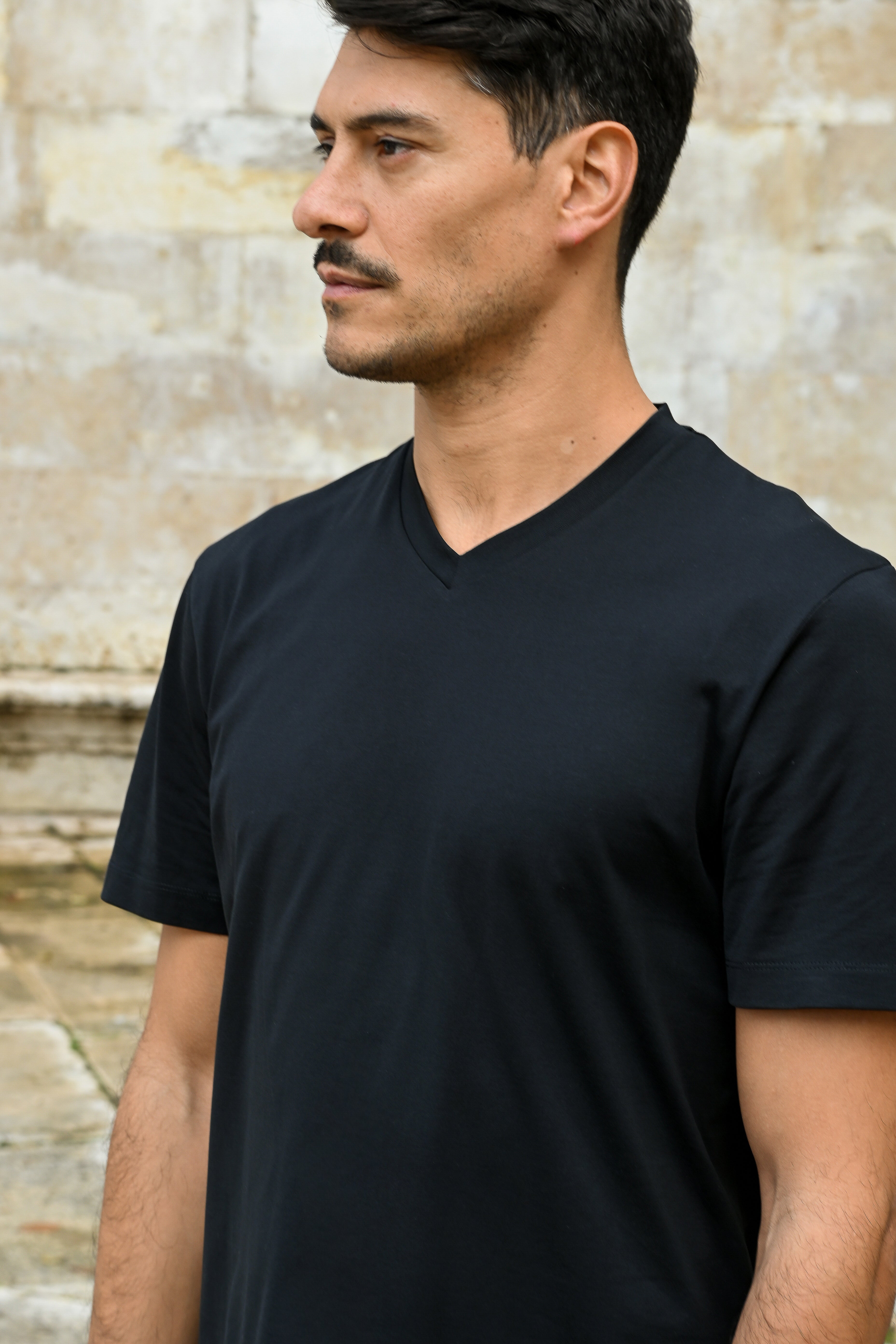 Tate V-Neck T-Shirt in Cotton PG in Black